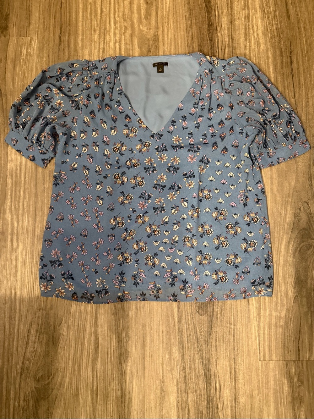Ann Taylor Light Blue Floral V-Neck Puff Sleeve Blouse (loose fit)